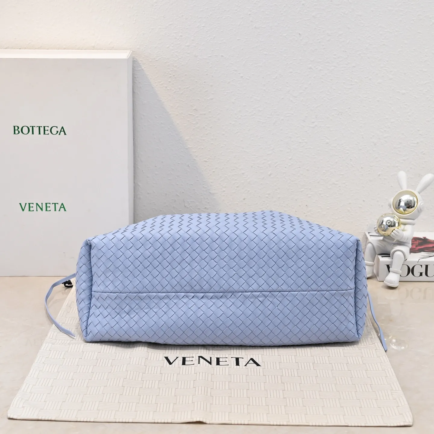 Batch 2660 Bv 2025 early spring series Pinacoteca medium tote handbag. The front is made of classic Intreccia woven cow leather. It is low-key and luxurious. The flip side is made of warm suede. It instantly switches to a lazy and casual style. It has a large internal capacity. It is no pressure to carry a computer for commuting. It is also thoughtfully matched with a small detachable bag. It feels full and full of security. The woven texture is so delicate that you can't put it down. The highlight is that it is super versatile. Come and get your new bag😝 Model: 7166 Size: 23*43*14.5cm